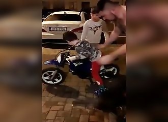 Un père inconscient laisse son fils faire de la mini-moto sans casque