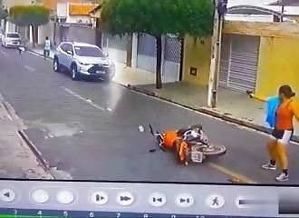 2 Brazilian thieves attack the wrong person again: A policewoman in plain clothes