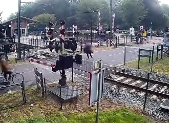 Elle passe à ça [] de se faire annihiler par un train