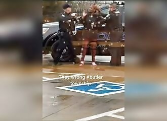 Un policier de l'Ohio filmé en train de frapper une femme 