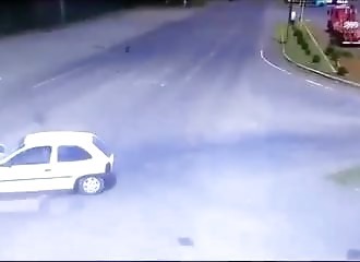 Trois impressionnants backflips pour un motard qui vient de percuter une voiture