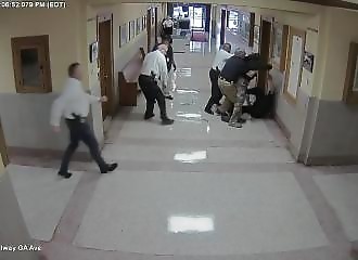 Un homme agressif fout une grosse raclée aux agents de sécurité d’un palais de justice (Tennessee)