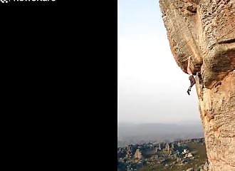 Afrique du Sud : à mains nues un grimpeur escalade une effrayante paroi rocheuse