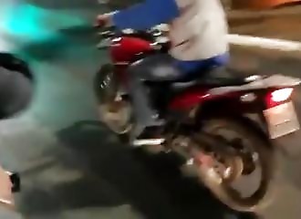Instant karma pour un motard qui fait une grosse roue arrière