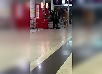 Il crie sur des policiers, et se fait mettre KO d'un coup de poing !