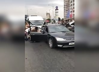 Russie : une unité d’élite de la police procède à l’arrestation de trafiquants d’armes