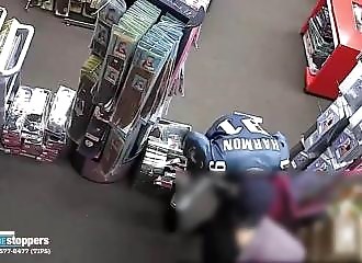 Surpris en train de lécher les fesses d'une inconnue dans un magasin !