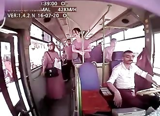 Turquie : elle meurt en voulant descendre d’un bus encore en marche
