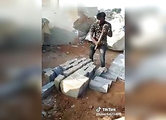 Découper des blocs de roche à coups de masse (Inde)