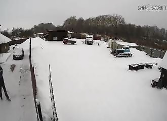 Un déneigeur de toits se fait salement surprendre