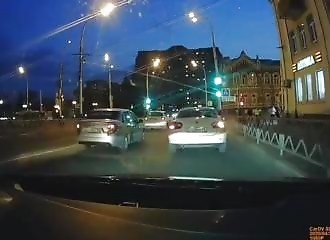 Lancée à pleine vitesse, une moto vient d’entrer en collision avec une dépanneuse (Russie)