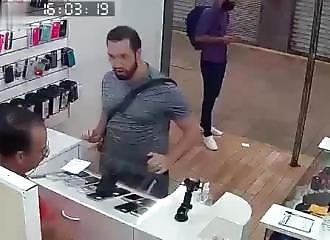 Le magasin lui refuse un remboursement, il explose tout !