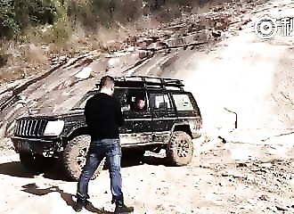 Le conducteur d’un 4x4 tente de gravir une pente très abrupte