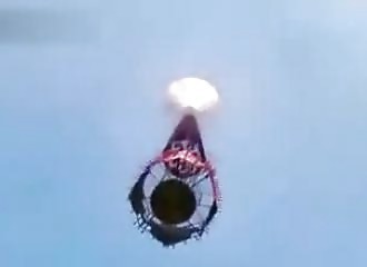 Un ballon remplie de feux d'artifices, l'idée était bonne, l'exécution chaotique ! 