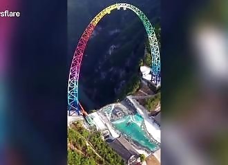 Une balançoire géante construite au bord d’une falaise en phase de test (Chine)