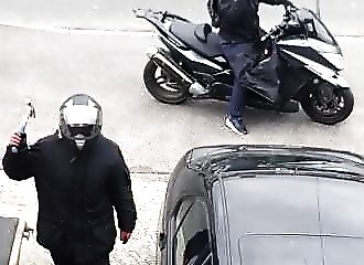 Angleterre : des voleurs tentent de lui dérober sa moto en plein jour