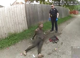 Shocking: a drugged woman is arrested by the police for eating dirt