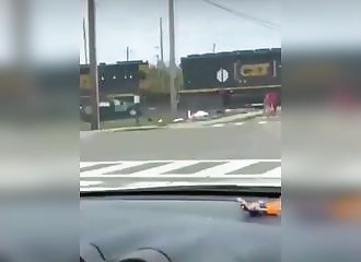 Coincée à un passage à niveau, une voiture se fait percuter par un train