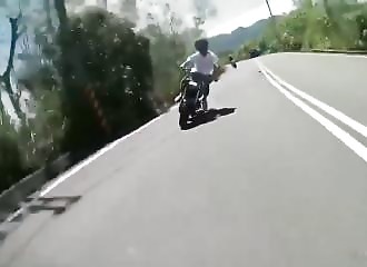 Un motard se rate dans virage et fait une violente sortie de route