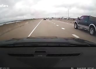 Texas : un conducteur détruit son joli pick-up