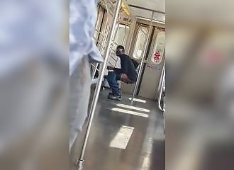 Il ordonne à tous les passager de sortir pour pouvoir couler un bronze dans le métro !