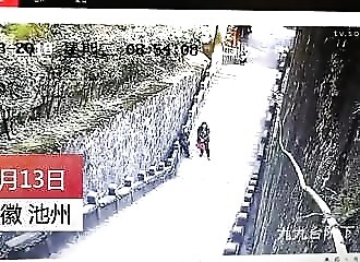 Assis sur un parapet, un touriste chute accidentellement dans le vide et se tue (Chine)