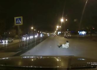 Cet automobiliste vient probablement de sauver la vie à cette femme (Russie)