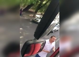 Un camionneur règle ses comptes avec un automobiliste agressif