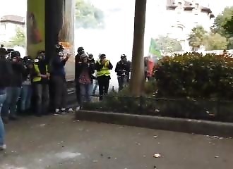Un CRS utilise un pavé pour calmer les manifestants (Paris)