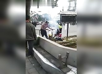 Indonésie : la police offre une séance de thérapie inédite à un motard contrevenant 