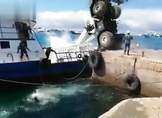 Une grue mobile avec son chargement retombe sur un bateau et provoque une marée noire (Équateur)