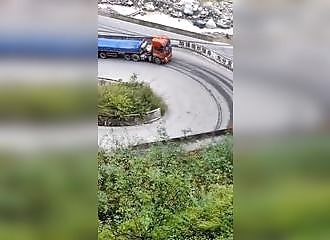 Deux camions s'embrassent sur la route