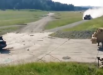 Un char d’assaut lancé à pleine vitesse percute une voiture, le résultat est sans appel !