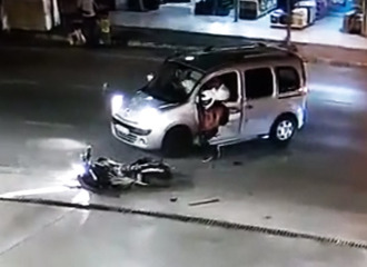Un motard manque de se faire broyer la jambe lors d’un accident (Turquie)