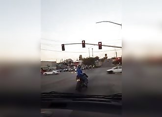 Aux commandes de sa moto, Régis veut impressionner tout le monde