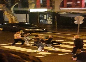 Une grosse bagarre au milieu d’une rue en Australie se solde par un double K.O