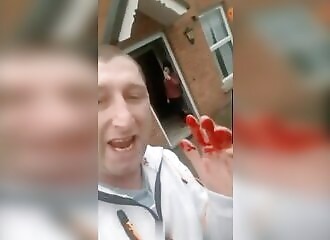 Une femme le poignarde à l'arrière du crane lors d'une dispute