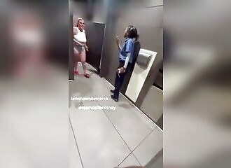 Un couple fait ça dans les toilettes de Mac Do et n'est pas du tout discret !