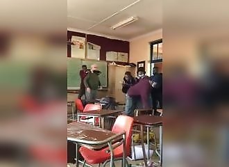 Un élève saute sur le dos de son professeur lors d'une bagarre générale