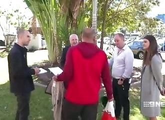 Au beau milieu de son interview, un policier réussit une spectaculaire arrestation
