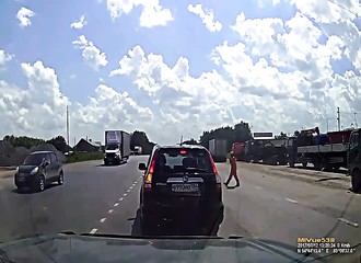 Trop pressé, un homme manque de vigilance et se fait violemment percuter par une voiture