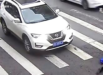 Chine : un conducteur distrait renverse une mère et son fils à un passage piéton