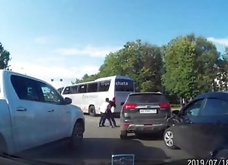 Moscou : deux automobilistes décident de s’en mettre plein la gueule