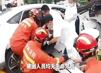 Woman impaled by flying pipes in tragic road accident in China (Warning - shocking)