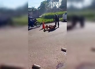Une cycliste zigzague, insulte et finit par se faire percuter par une voiture