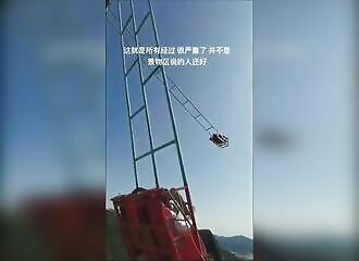 A tourist breaks his legs in a swing in China (Warning - shocking)