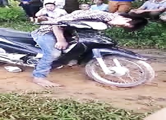 Au milieu d’une route, un homme est découvert mort sur sa moto
