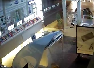 Bulgarie : deux cambrioleurs défoncent la porte d’une boutique et repartent avec un lot de téléphones