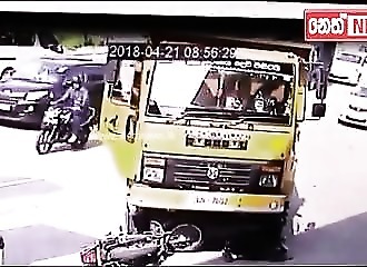 Sri Lanka : un motard a la mauvaise idée de vouloir couper la route à un camion…