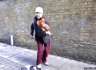 Un violoniste de rue se fait détruire son instrument de musique